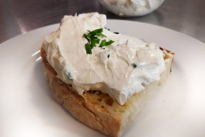 Creamy Spread with Garlic and Chives